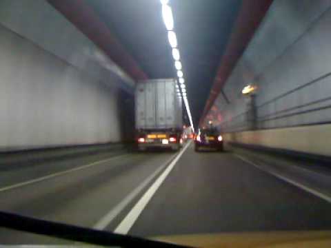 Citroen Saxo VTS Tunnel Run through Dartford Tunnel poping like mad!!!