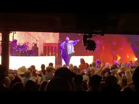 JELLY ROLL AND CROWD SINGS “Save Me” for Lainey Wilson