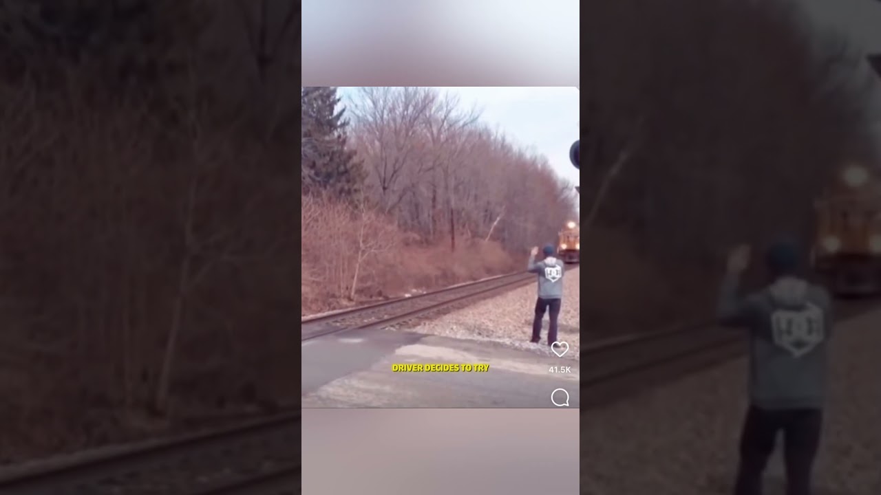 Поезд разбивает Toyota Camry 