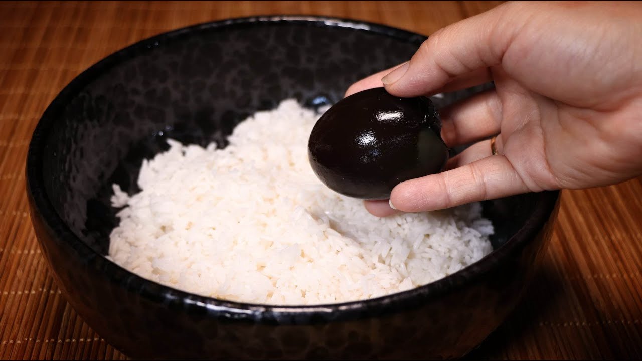 Hướng dẫn Cách nấu cháo trắng – Cho Trứng Bắc Thảo Vào Gạo Để Tạo Ra Một Món Ăn Mà Ai Cũng Thích! – 皮蛋瘦肉粥.