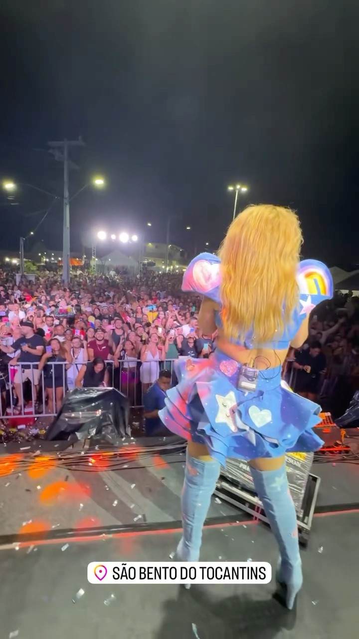 O público cantando bem alto pra Joelma