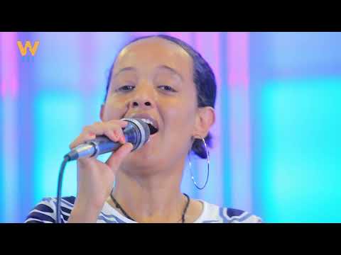 አይዞሽ በለኝ የነፃነት መለሰ ሙዚቃ በድምፃዊት ሀይማኖት አወቀ ከአምባሳደር ባንድ ጋር በዋልታ ስቱዲዮ