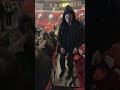 Capture de la vidéo Dave Mustaine Sneaks Into Seats Behind Fans Secretly Handing Kids Guitar Picks