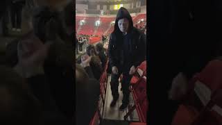 Dave Mustaine sneaks into seats behind fans secretly handing kids guitar picks