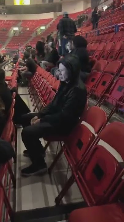 Dave Mustaine sneaks into seats behind fans secretly handing kids guitar picks