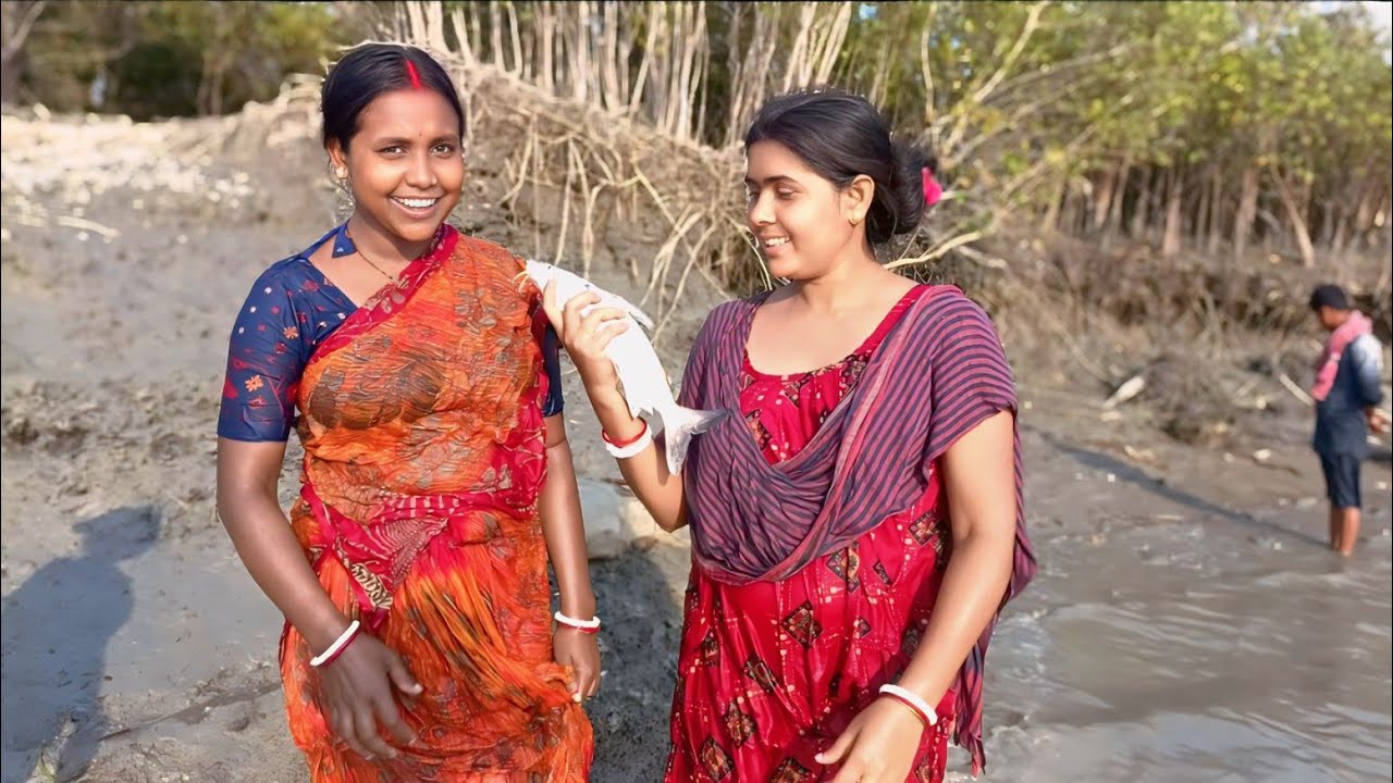 সবাই মিলে বড় নদীতে জাল টেনে অনেক চিংড়ি মাছ ধরলাম