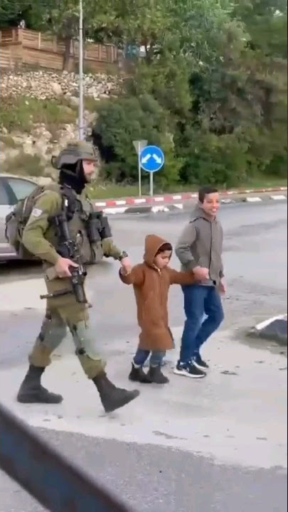 ما لم يريكم إياه الإعلام العربي #الفلسطيني - #جندي في #الخليل يساعد طفلين فلسطينيين على عبور الشارع