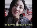 ❤️ 사진은 트리플에스(tripleS)의 서브 유닛인 Visionary Vision의 뮤직비디오 촬영 현장에서 찍힌 것으로 보입니다.