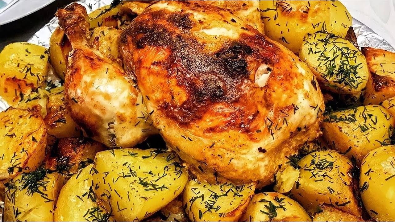 Цыпленок с картошкой в духовке рецепт. Курица с картошкой в духовке. Курица запечённая в духовке с картофелем. Сочная картошка. Сочная Курочка с картошкой в духовке.