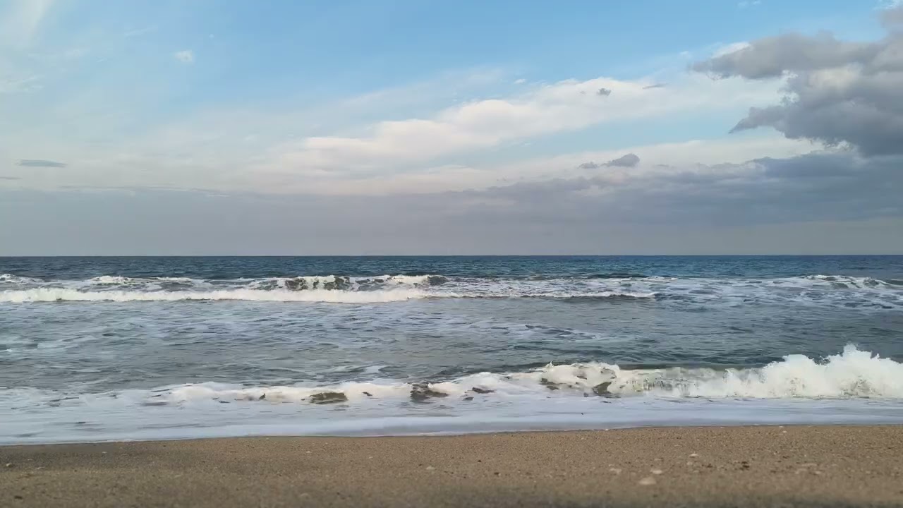 Peaceful Beach Vibes: Blue Sky & Calm Waters for Total Relaxation
