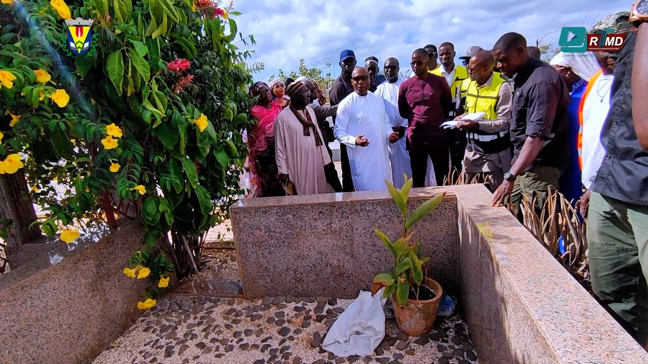 VISITE AU CIMETIERE MUSULMAN DE YOFF PAR LE MAIRE BARTHELEMY TOYE DIAS
