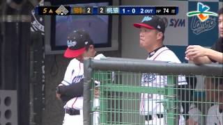 20130922-1 CPBL 獅VS猿 5上 獅隊兵不血刃,靠猿新捕沒能接到這記偏高的球, 立馬追成平手2:2