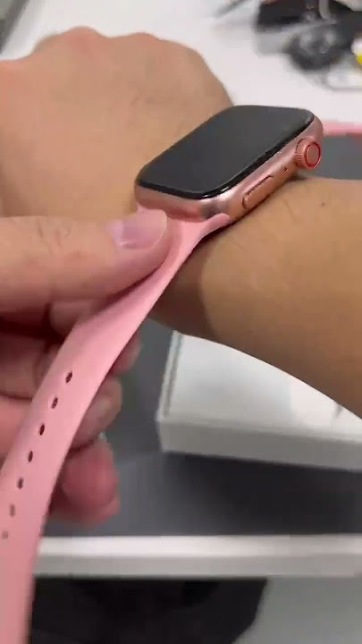How to correctly install and wear a smartwatch strap.