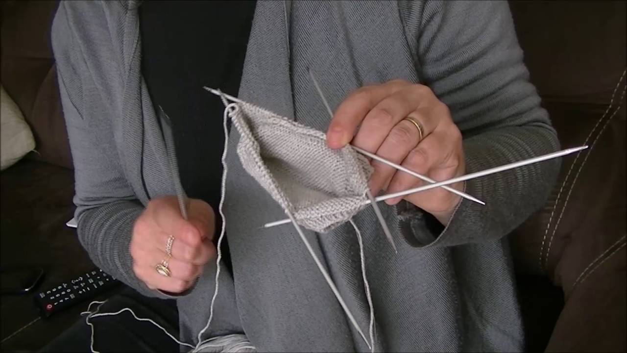 Tuto de chaussette au tricot avec 5 aiguilles - YouTube