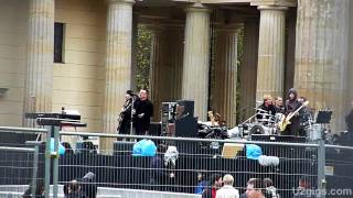 U2 Moment Of Surrender soundcheck Berlin, Brandenburg Gate 2009-11-05 - U2gigs.com