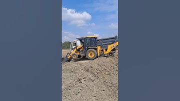 jcb machine operat mitti loading