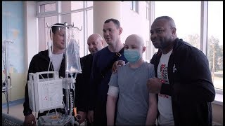Рой Джонс-мл. и Алексей Тищенко посетили онкологический центра в Екатеринбурге