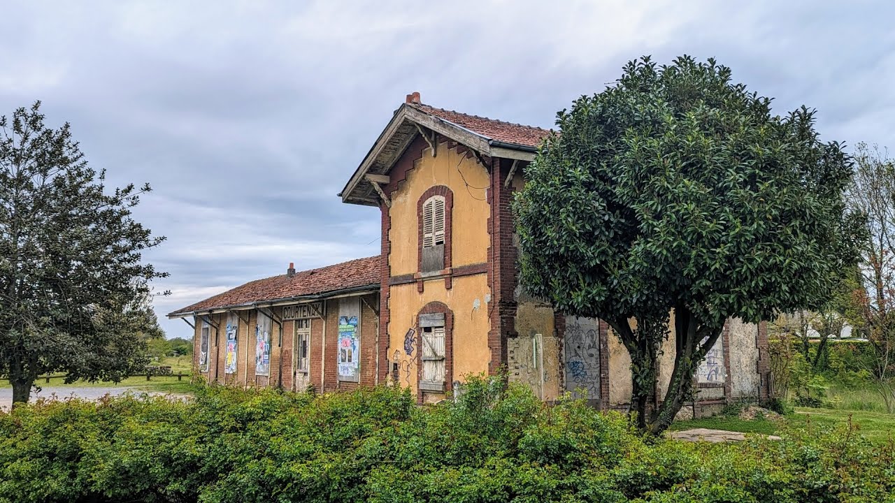 Vestiges Ferroviaires : la gare de Courtenay et ses trésors.