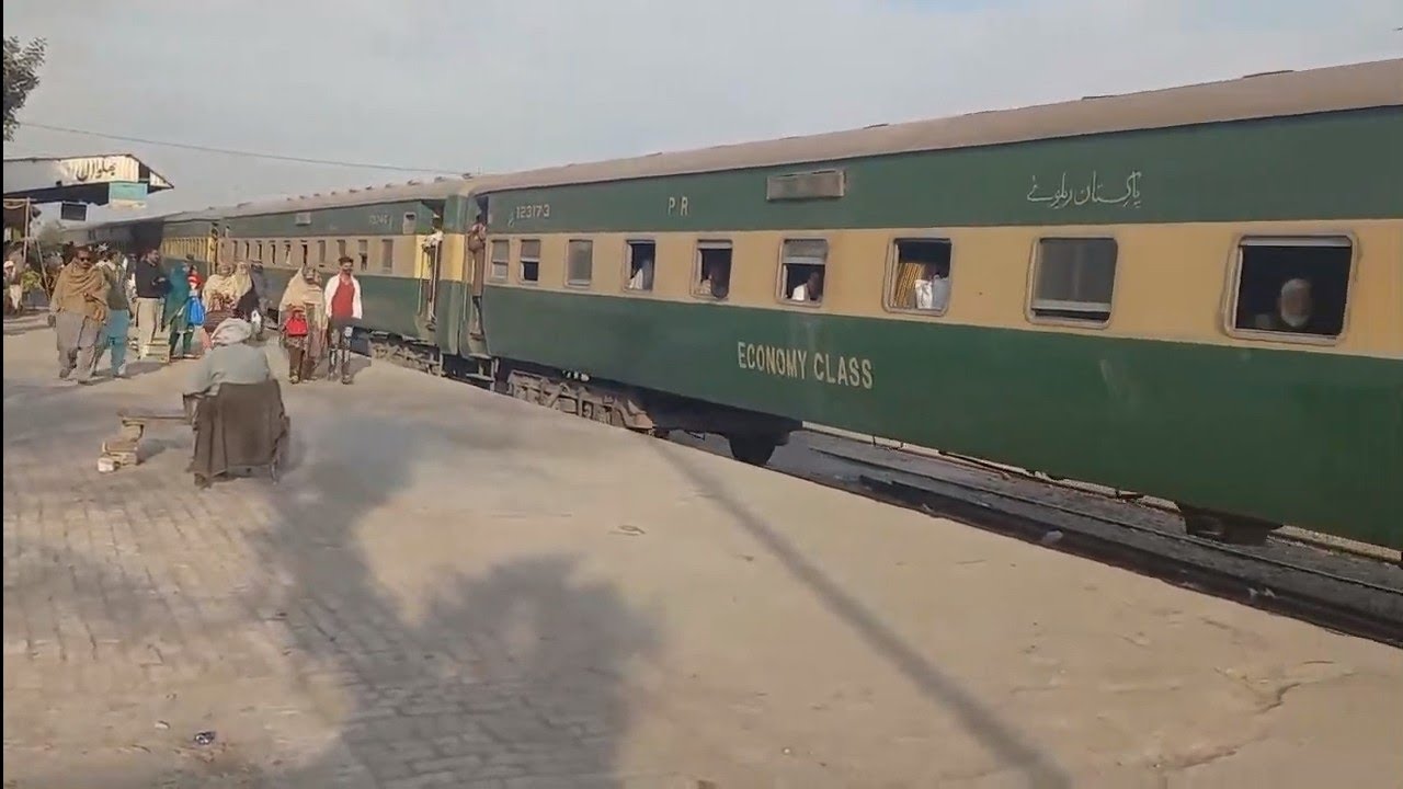 Live Train Video | Millat Express arrival at Bhalwal Railway Station