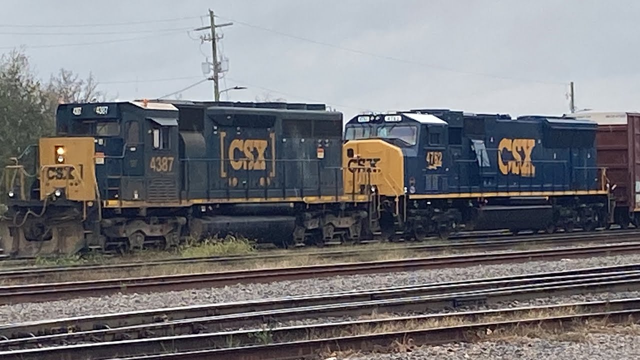 CSX 4387 & 4762 Works On Y190 In The Rain - YouTube