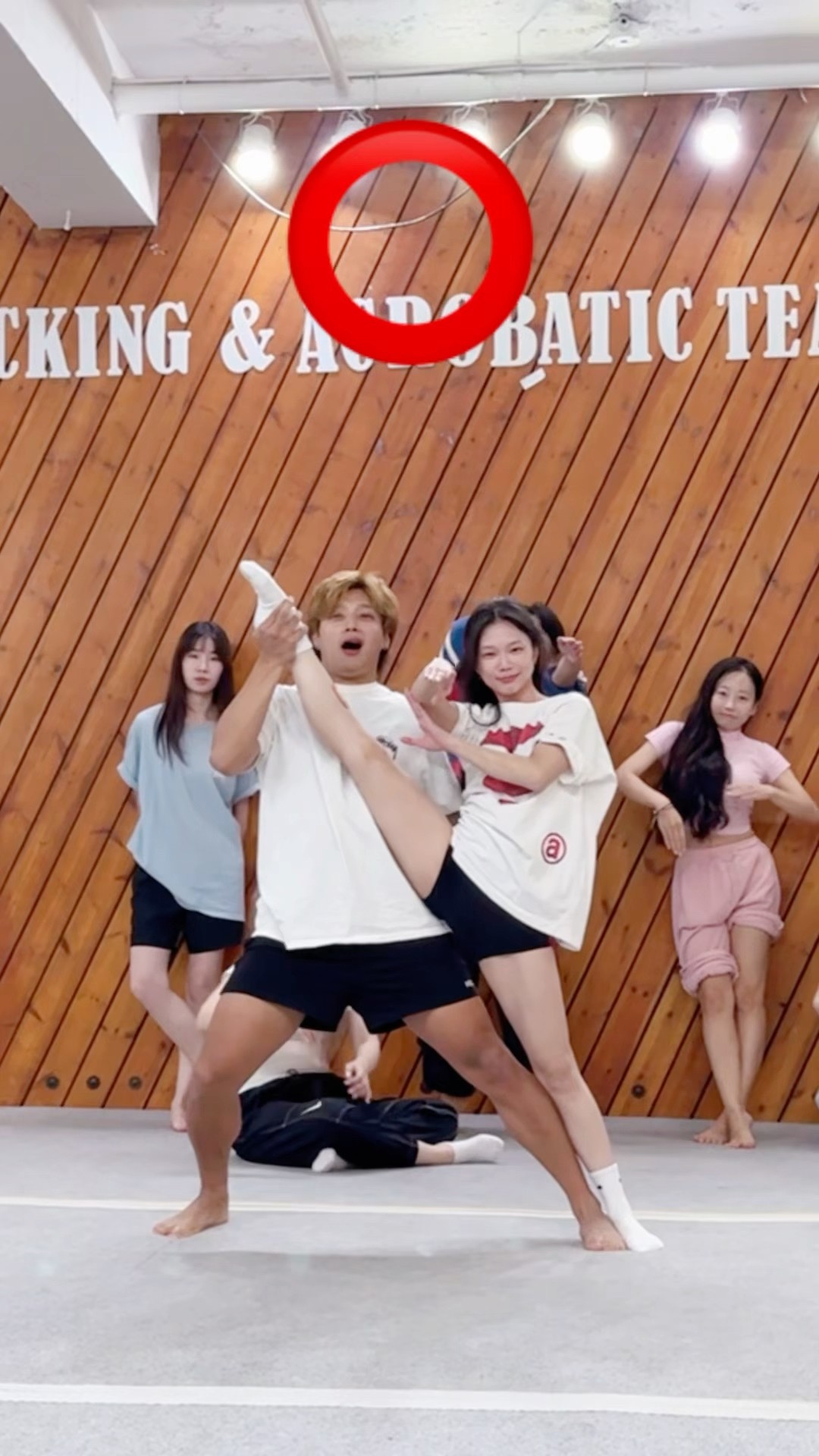 다리를 찢어준다고⁉️? Partner Challenge