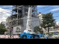 工事現場 都市 クレーン車 高層階に荷物を運搬 はたらくくるま 重機 ジューキーズ Construction site in Japan