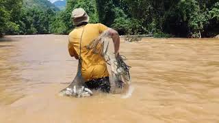 FISHING NETS, Nelayan tradisional Menjala ikan di Sungai Air Keruh Setelah Banjir