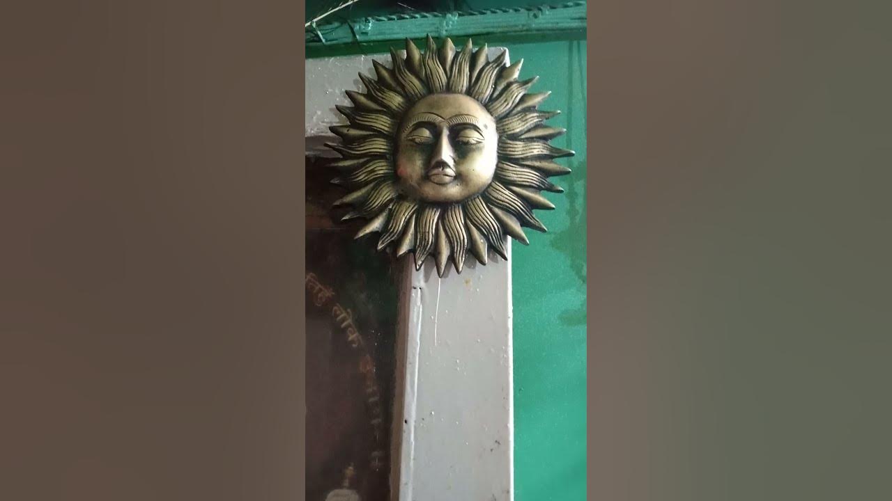 surya-bhagwaan-ko-argh-dete-samay-jal-mein-kya-dalen-ke-aapka-karz-utre