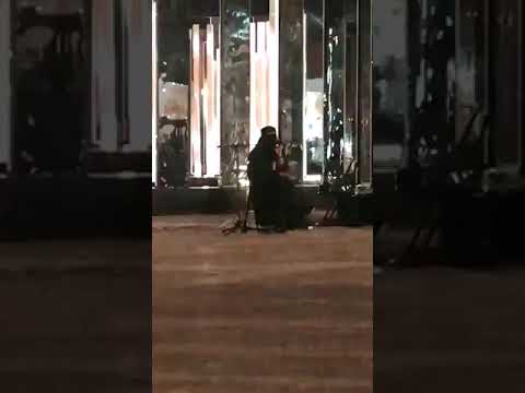 في بلاد الحرمين فتاة ترتدي النقاب و تغني لأم كلثوم على الرصيف