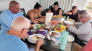 Hoy es el dia de los padres y asi lo pasamos en familia  mira que hicimos juntos tamal en cazuela