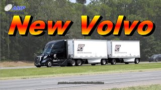 Black Volvo VNL Wiggle Wagon AAA Cooper | Truckspotting 81524