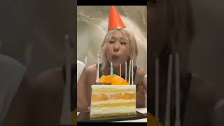 blackpink can't deal with the anniversary cake #blackpink #kpop