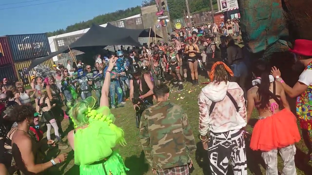 Boomtown Area 404 worshipping the junkhead