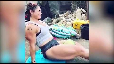 Chica rompe Sandia con sus piernas (Lampar)