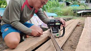 Proses pembelahan kayu menggunakan chainsaw kecil tapi power padu ll Untuk frame dinding