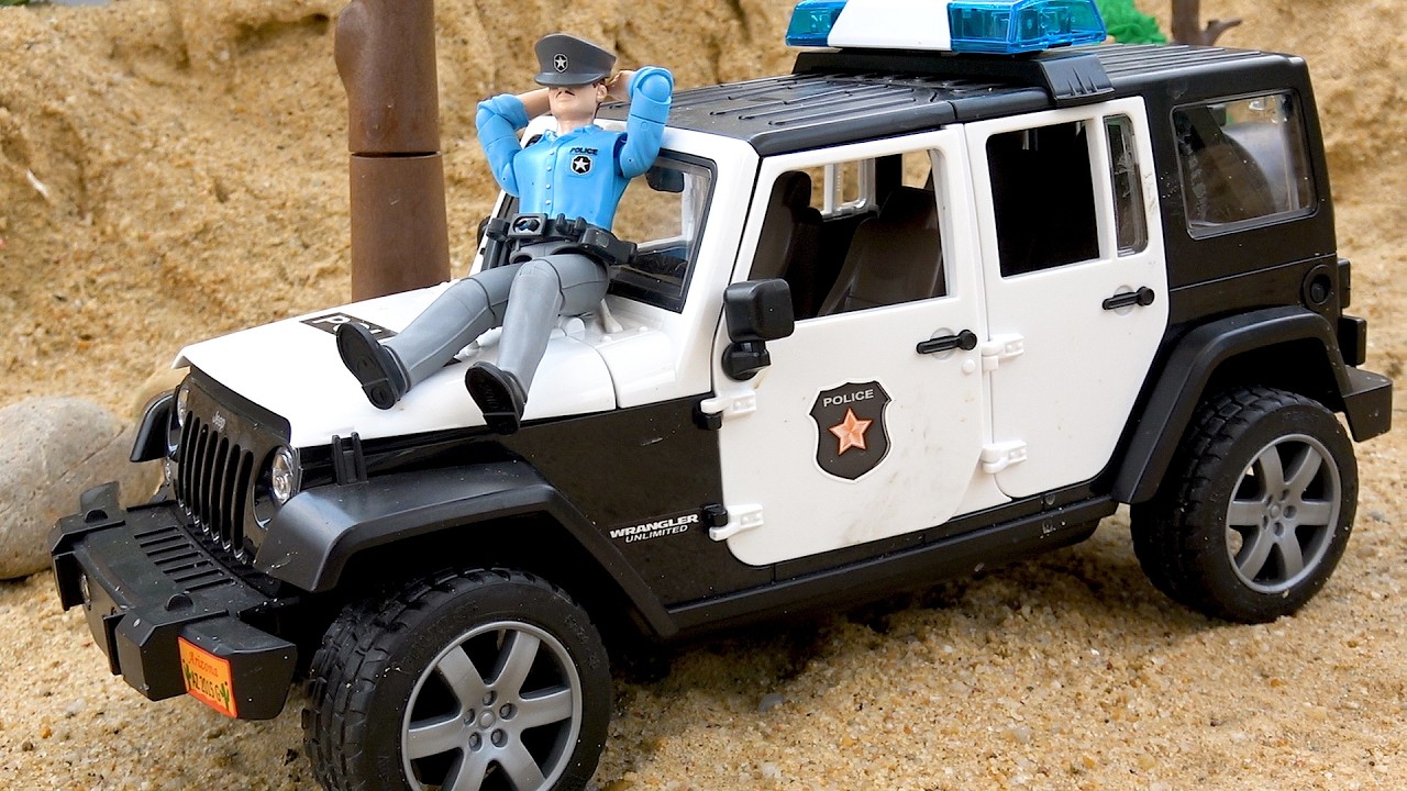The police protect animals on the farm - Toy car story