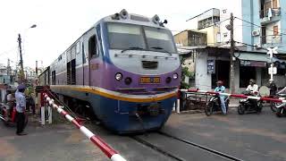 [21/7/2011] D19E-951 kéo SE7 qua chắn Bà Xếp