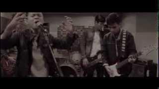 Download lagu Parlemen Band - Tak Sepantasnya