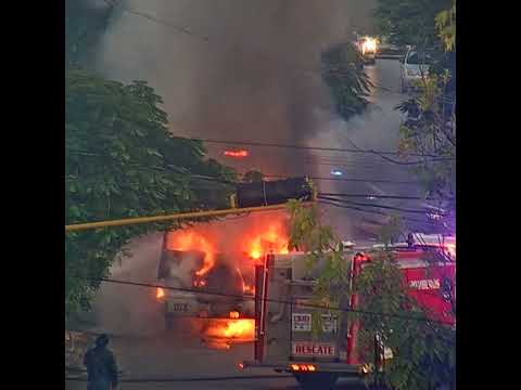 Incendio de autobús de transporte público en la Av. Itzáes.