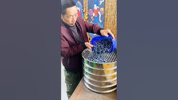 Sorting blueberries by size process