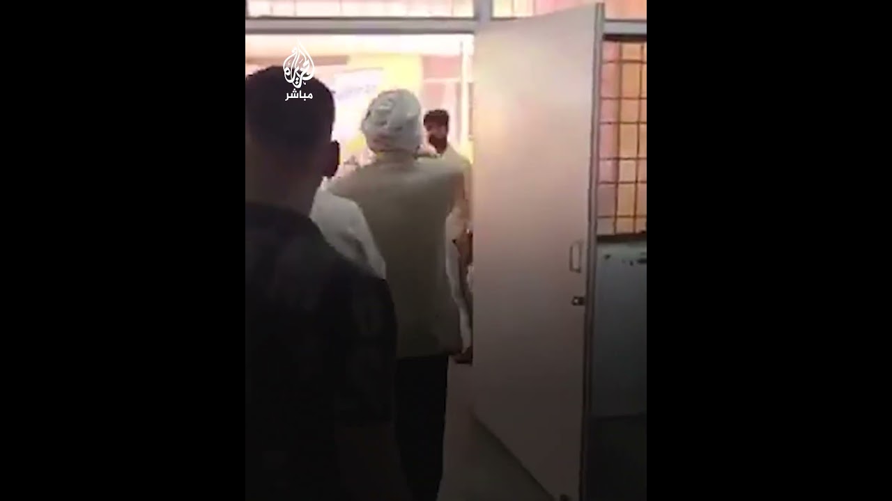 بعد انتظاره ساعات.. موظف بمستشفى ينهال ضربًا على مريض مُسن بعد سؤاله عن موعد دوره لتلقي العلاج