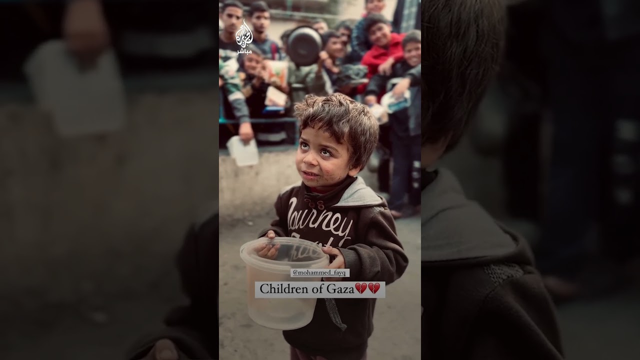 طفل فلسطيني نازح ينتظر دوره للحصول على الطعام في رفح جنوبي قطاع غزة
