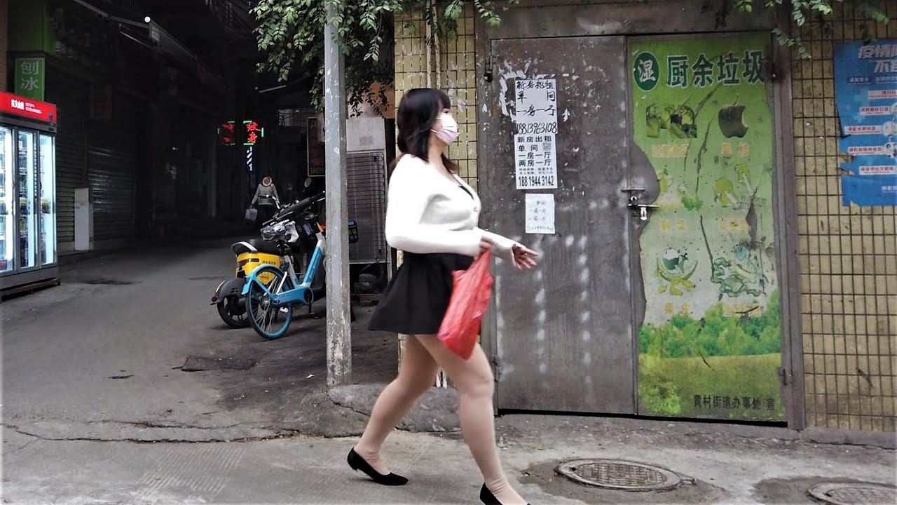 It's dark in the alley of the urban village, and day outside, different worlds，guangzhou