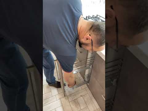 угловая кухня с выходом на окно