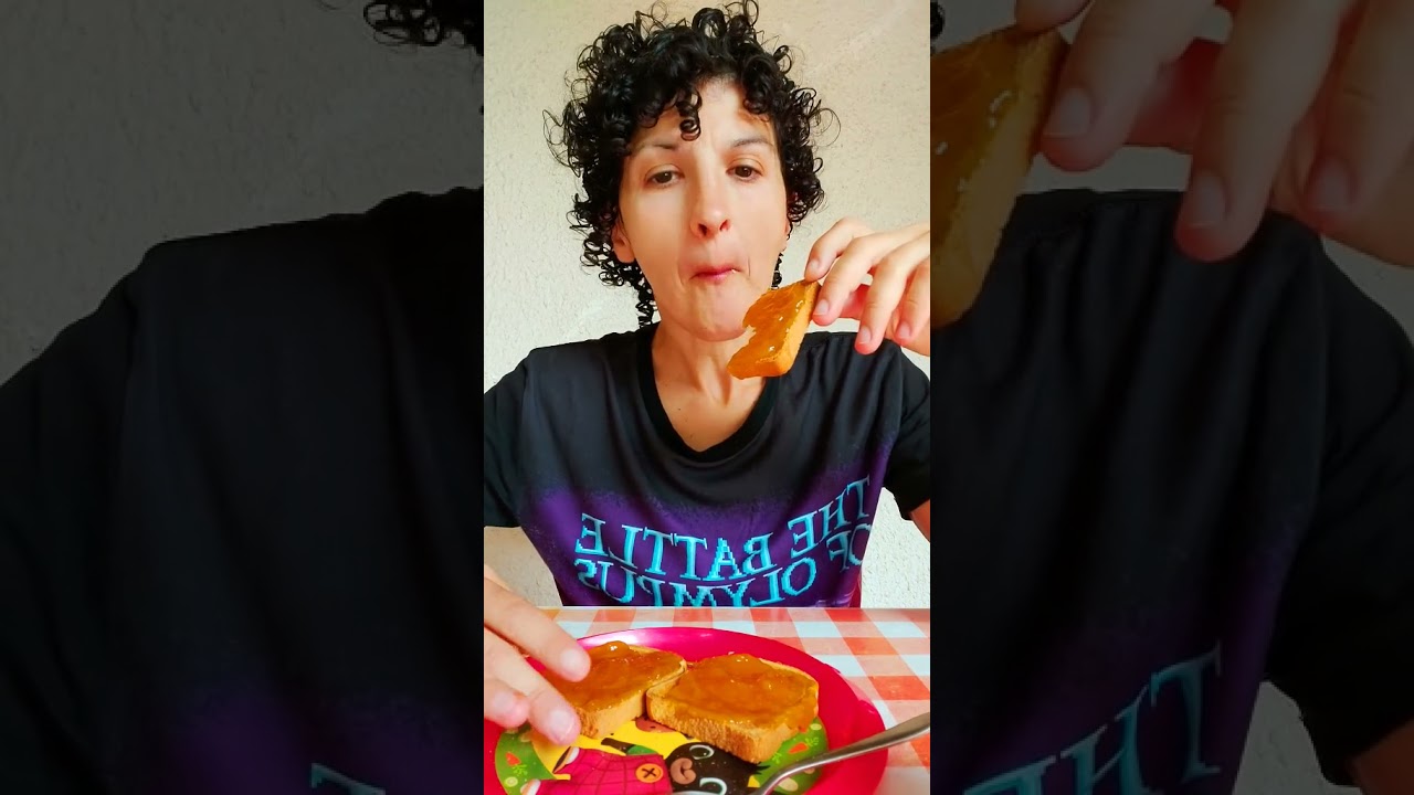 colazione con marmellata e fette biscottate