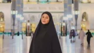 Biasanya Pakai Bikini, Penampilan Awkarin Berhijab Saat Umrah Banjir Pujian.