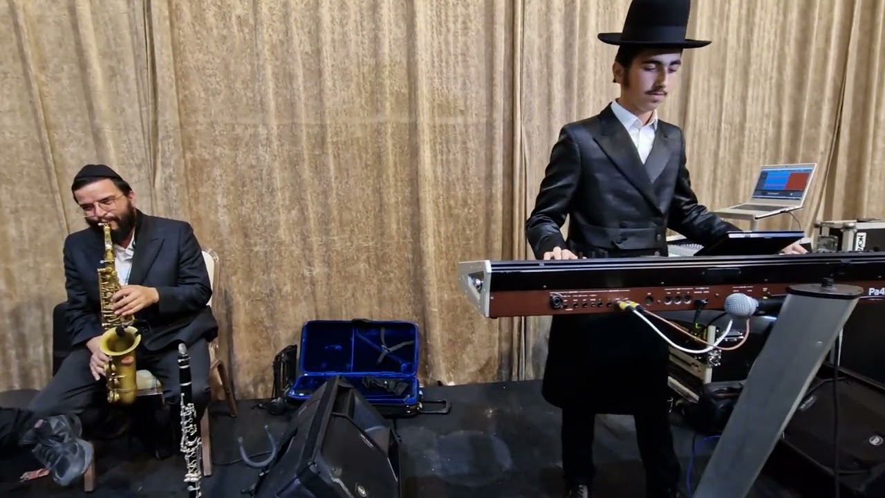 אושי רוזנבוים מנגן עם דוד הלר בחתונה