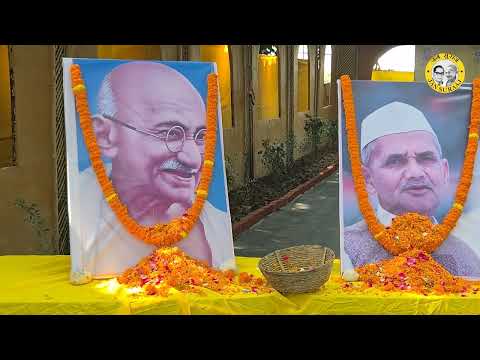 गांधी जयंती पर प्रशांत किशोर एवं जन सुराज के साथियों ने बापू को पुष्प अर्पित कर श्रद्धांजलि दी।