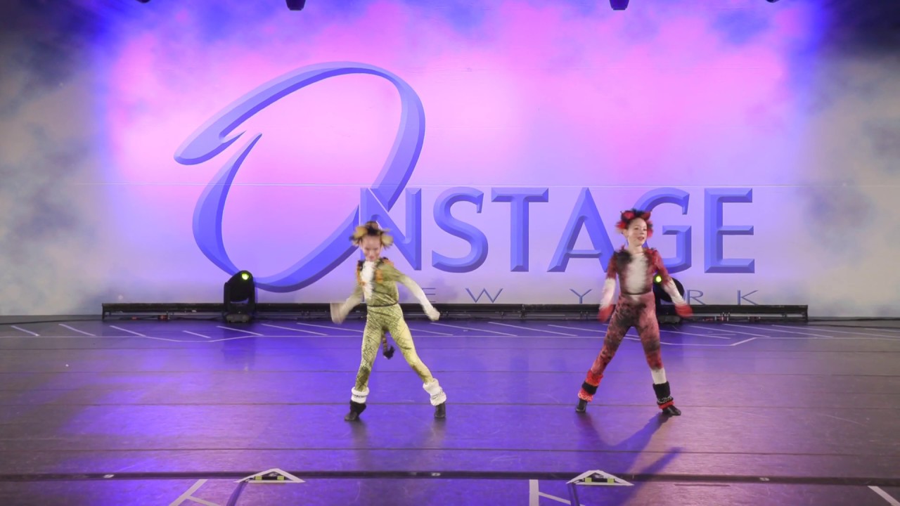 Macavity song & dance duo