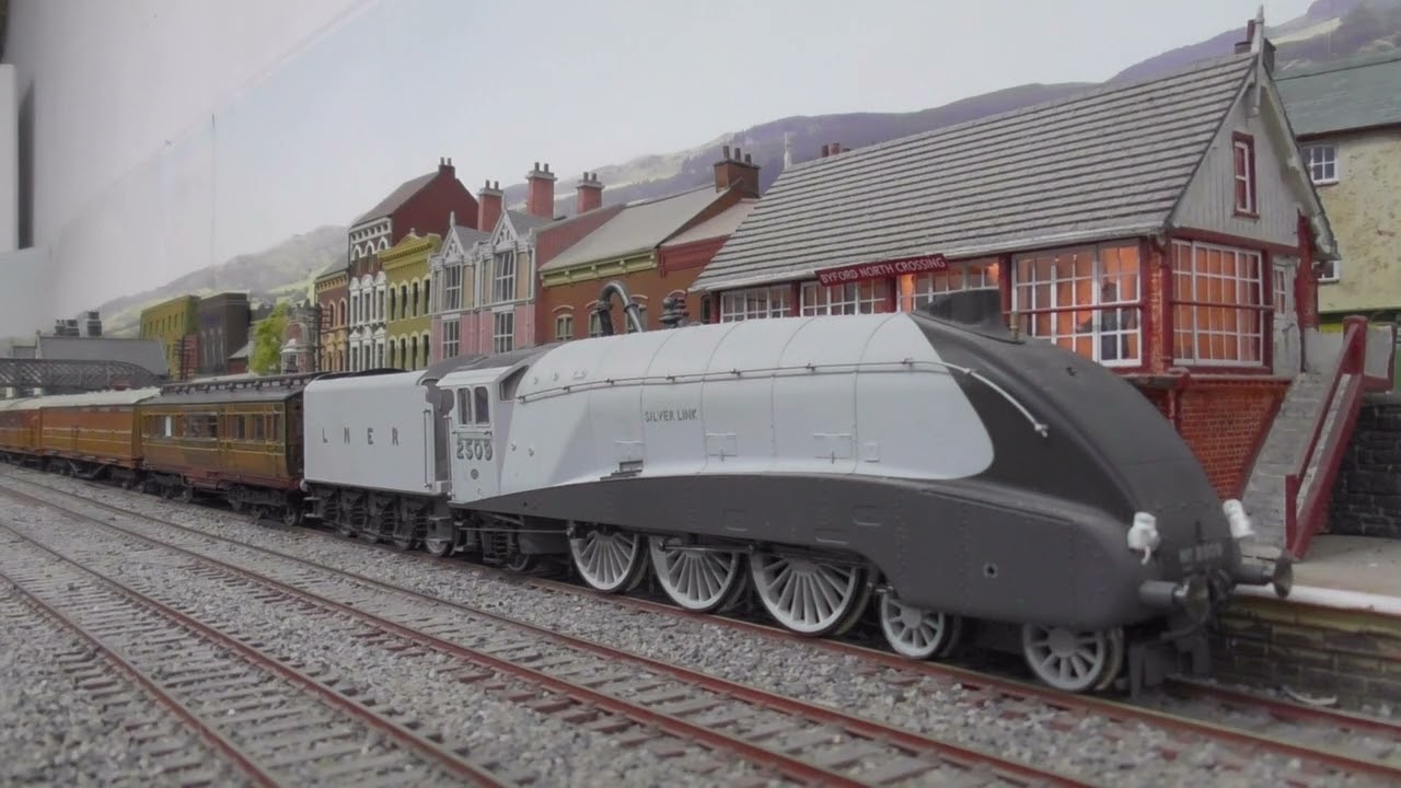 Hornby A4 Silver Link sets New Speed Record ?    Byford Model Railway